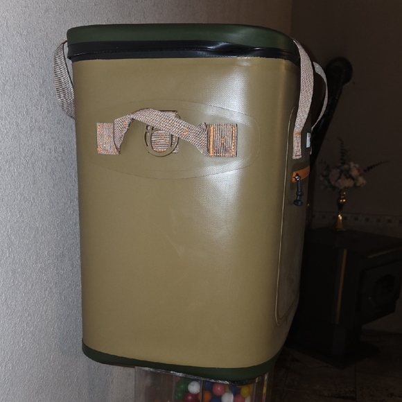 RTIC 40 Can Soft Pack Cooler Backback With Sholder straps - Picture 3 of 4